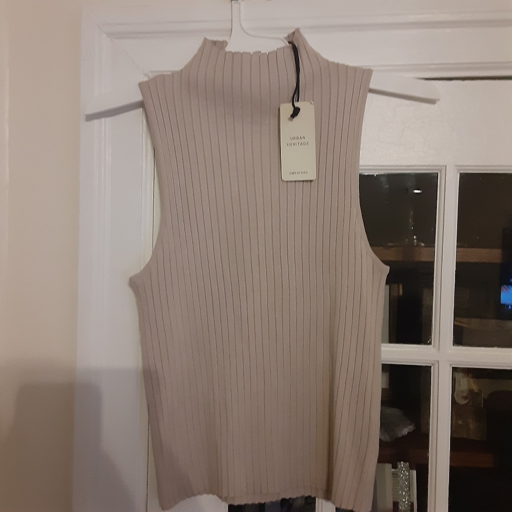 Large Sleeveless turtleneck